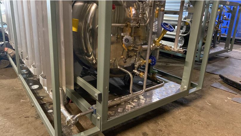 Ploshchadka dlya instrumenta. Gibkaya chast' linii podachi zhidkogo produkta. Plastikovyye zaglushki. Sledy opressovki.